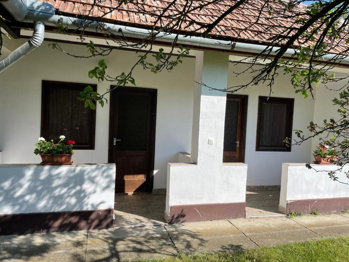 Zsuzsa Apartman Apartment Poroszlo Bagian luar foto